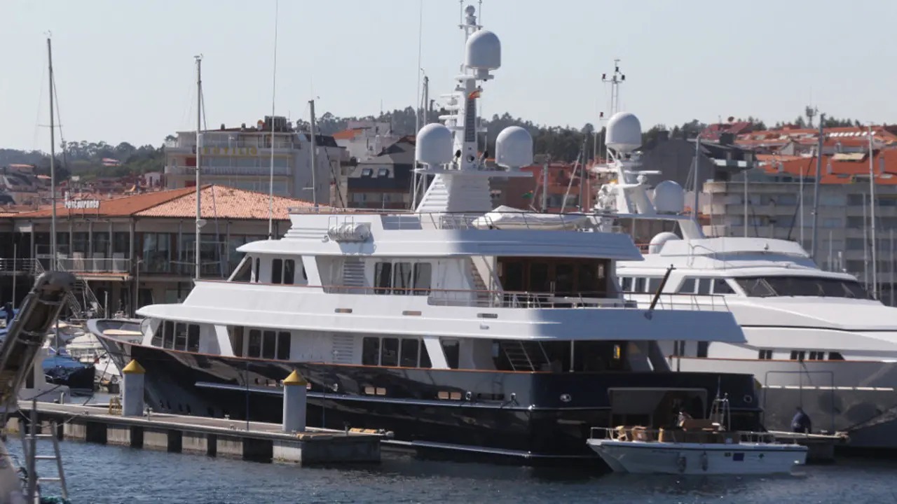 O novo iate de Amancio Ortega, en Sanxenxo. RAFA FARIÑA