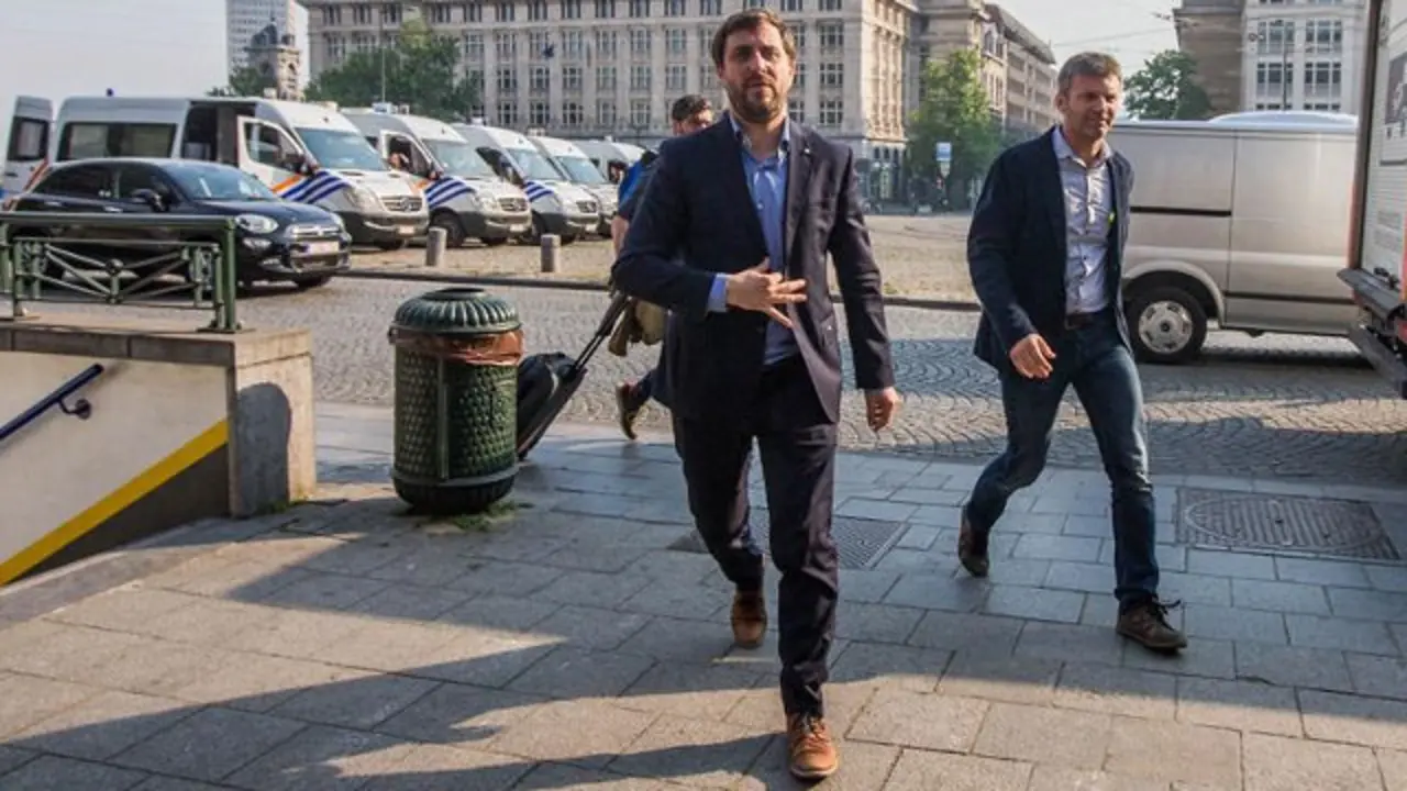 El exconsejero catalán Toni Comín llega al tribunal para comparecer ante el juez belga de primera instancia en Bruselas, este miércoles. STEPHANIE LECOCQ (EFE)