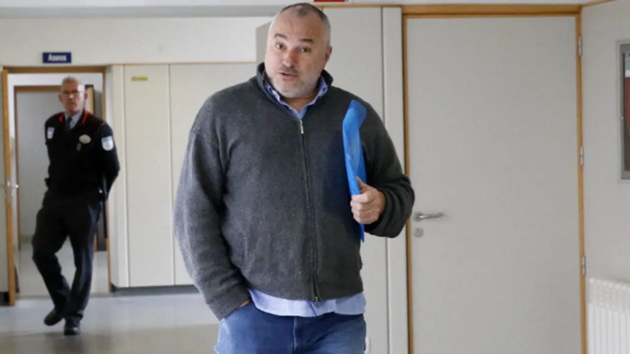 Luciano Méndez, escoltado por un guarda de seguridad. EL CORREO GALLEGO