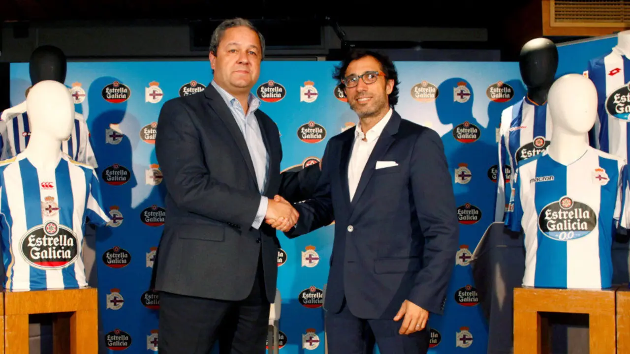 O presidente do Deportivo, Tino Fernández e o Chief Marketing Officer de Hijos de Rivera, José Cabanas. CABALAR (EFE)