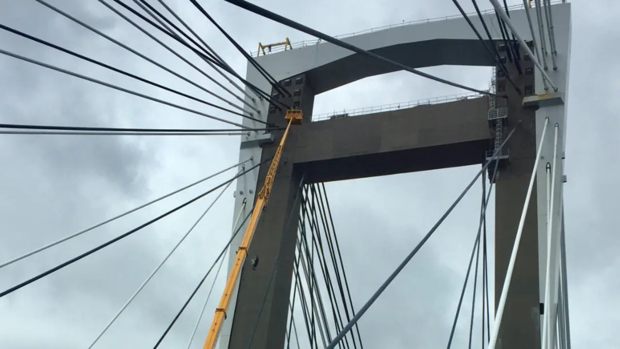 Labores de mantenimiento en el puente de Rande. RAFA FARIÑA
