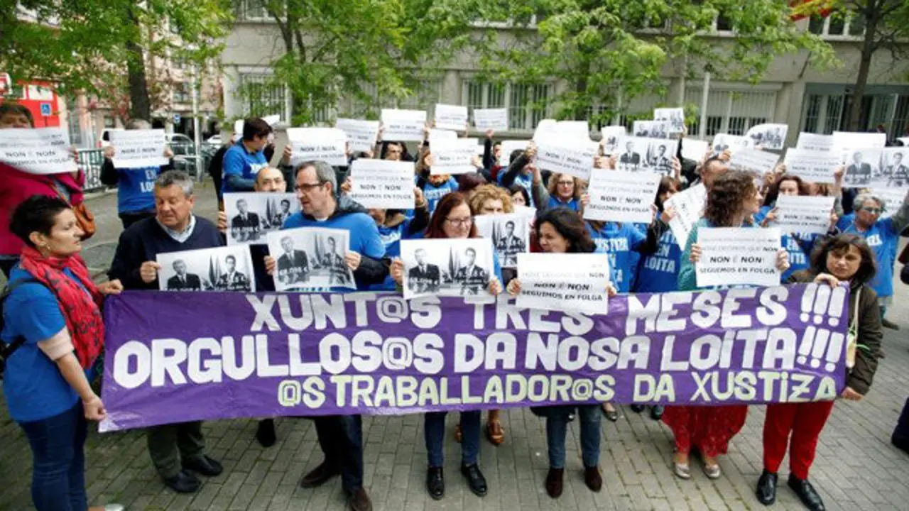 Protesta de un grupo de trabajadores de Justicia en A Coruña. CABALAR (EFE)
