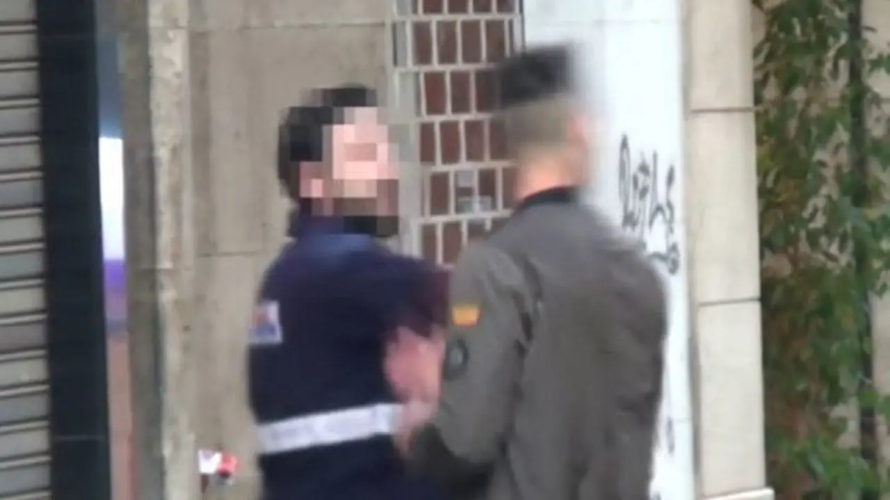 Momento de la agresión del respartido al youtuber del 'Caranchoa'. YOUTUBE