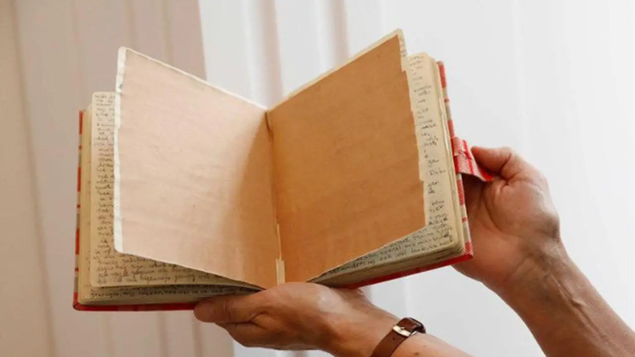 Las do páginas del diario de Ana Frank, cubiertas con tinta adhesiva. BAS CZERWINSKI