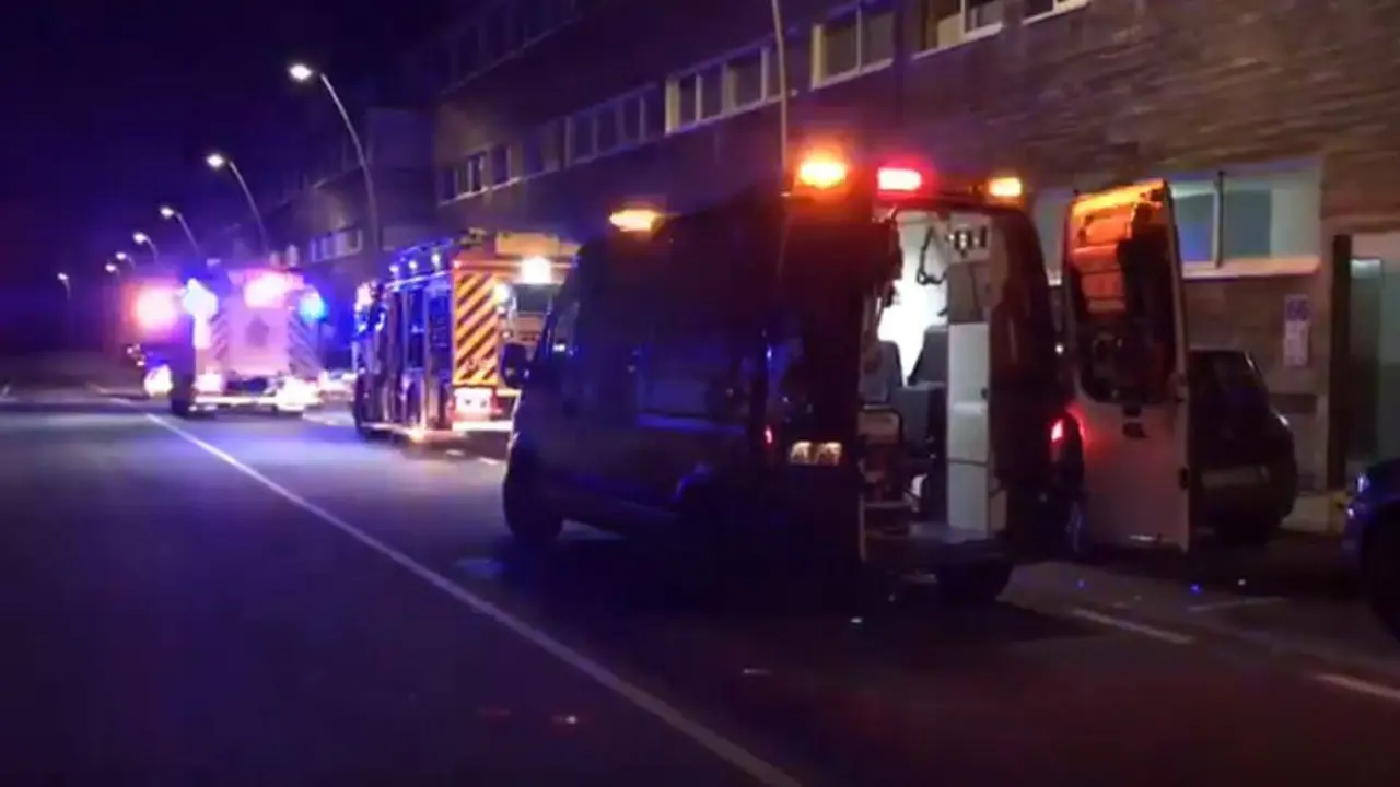 Ambulancia e camión dos Bombeiros fronte á vivenda na que se rexistrou o incendio. PC VILAGARCÍA