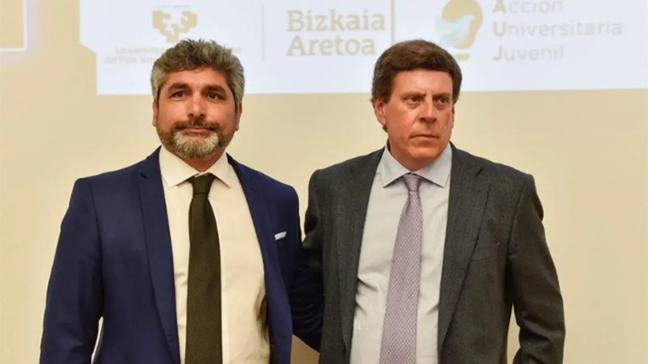 Juan Carlos Quer (derecha) y Juan José Cortés. MIGUEL TOÑA (EFE)