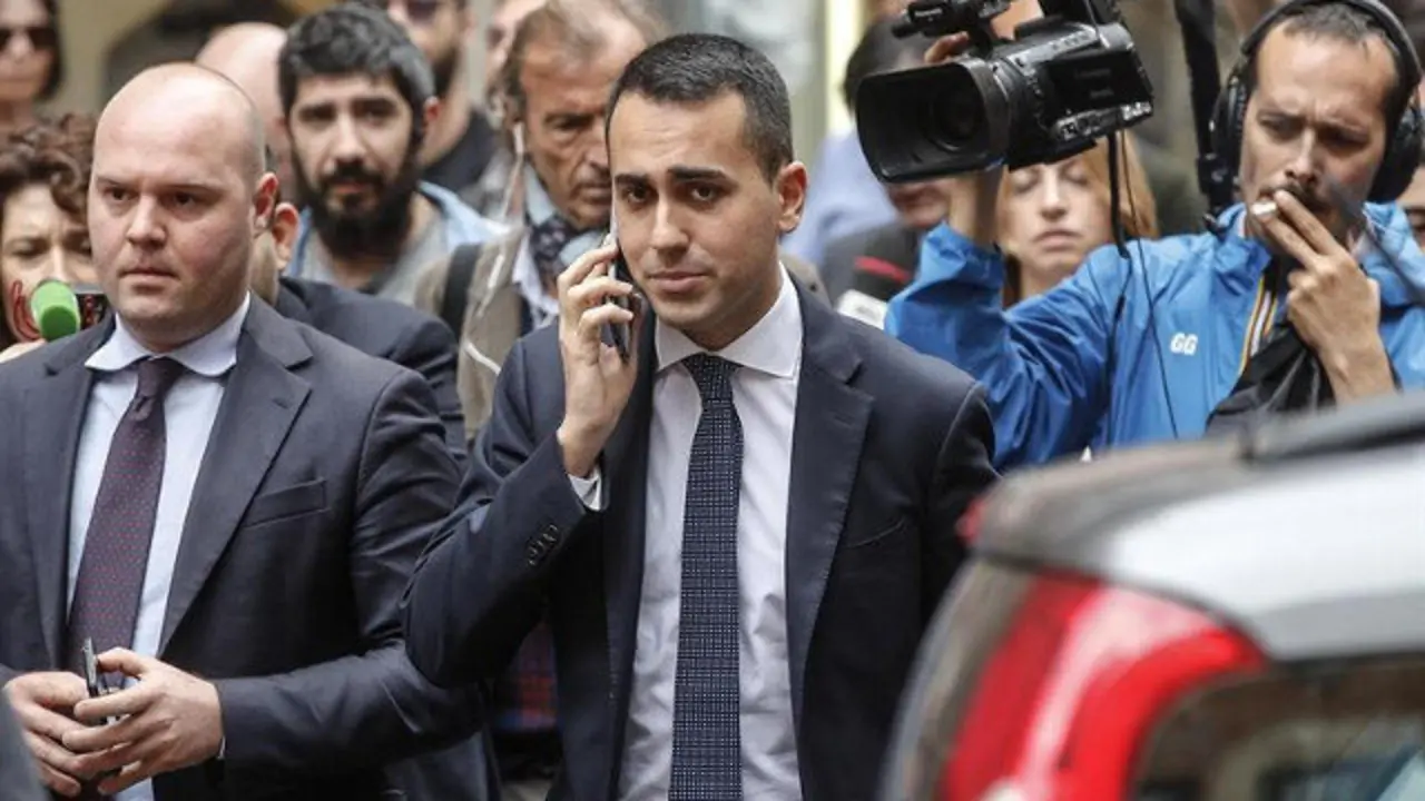 El líder del Movimiento 5 Estrellas (M5S), Luigi Di Magio (c), abandona la Cámara Baja del Parlamento en Roma. GIUSEPPE LIMA (EFE)