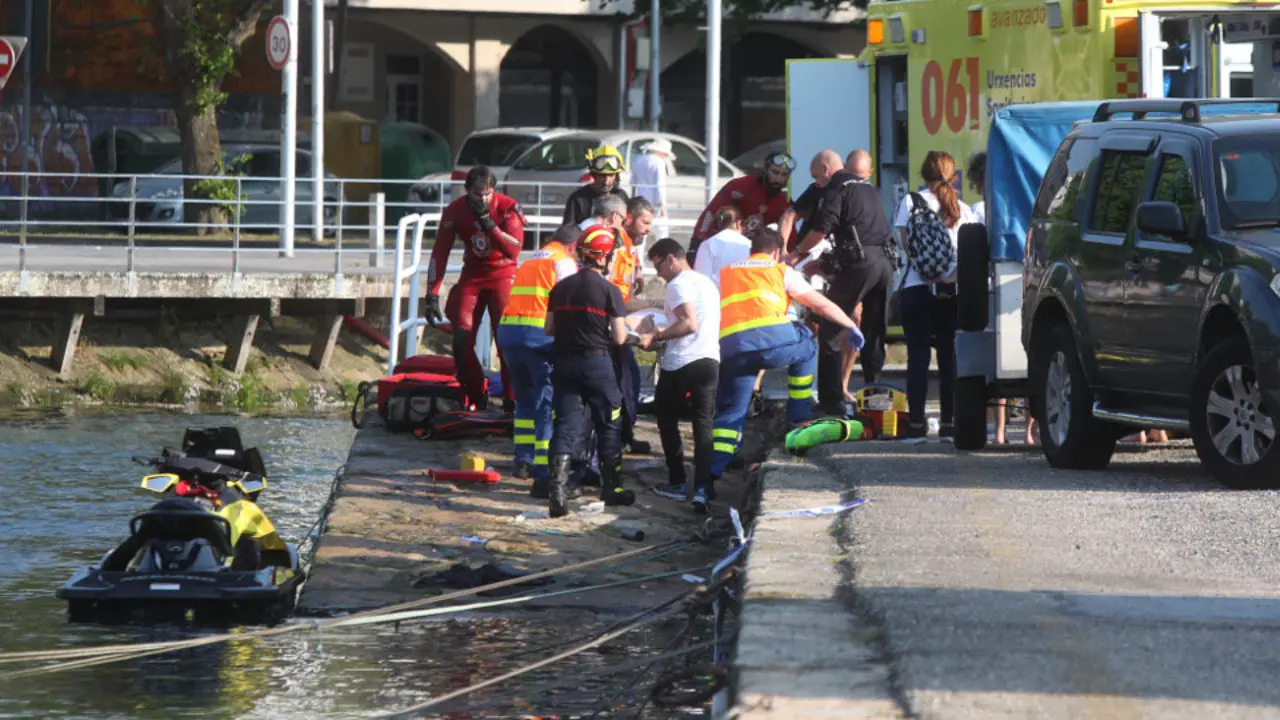 El operativo de emergencias en el muelle de As Corvaceiras RAFA FARIÑA
