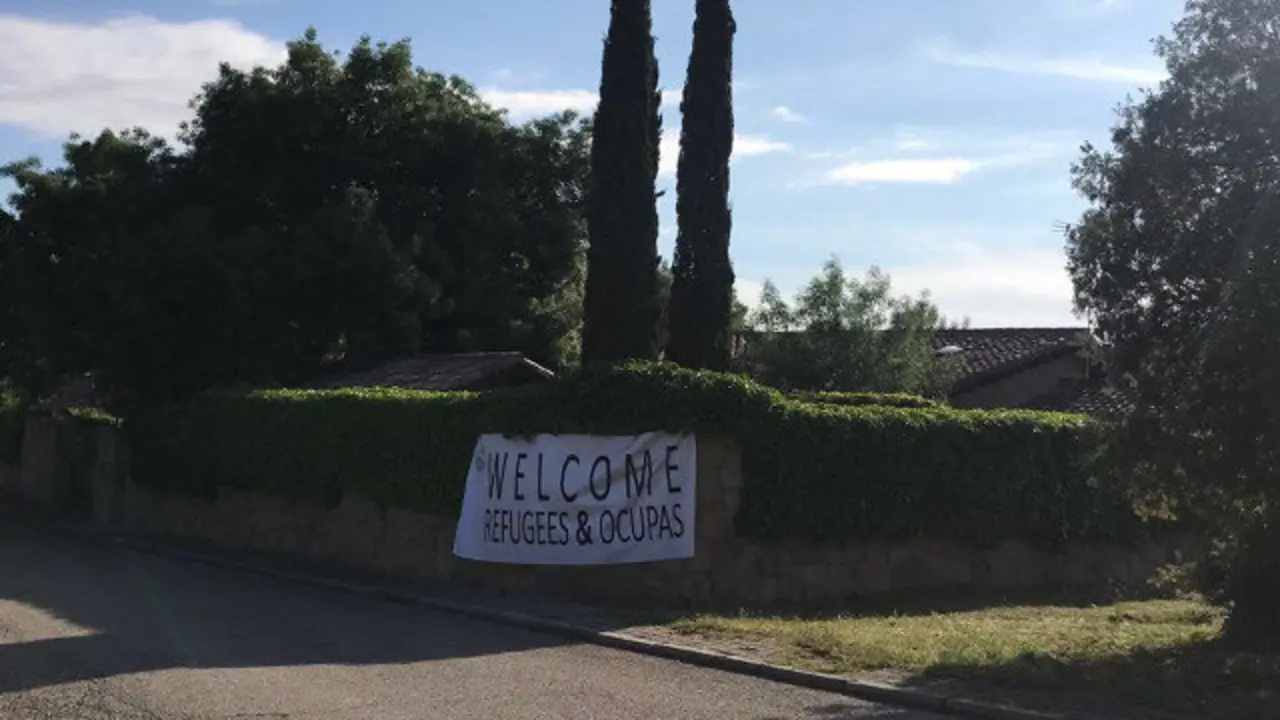 Cartel colocado por Vox en el chalet de Iglesias y Montero TWITTER