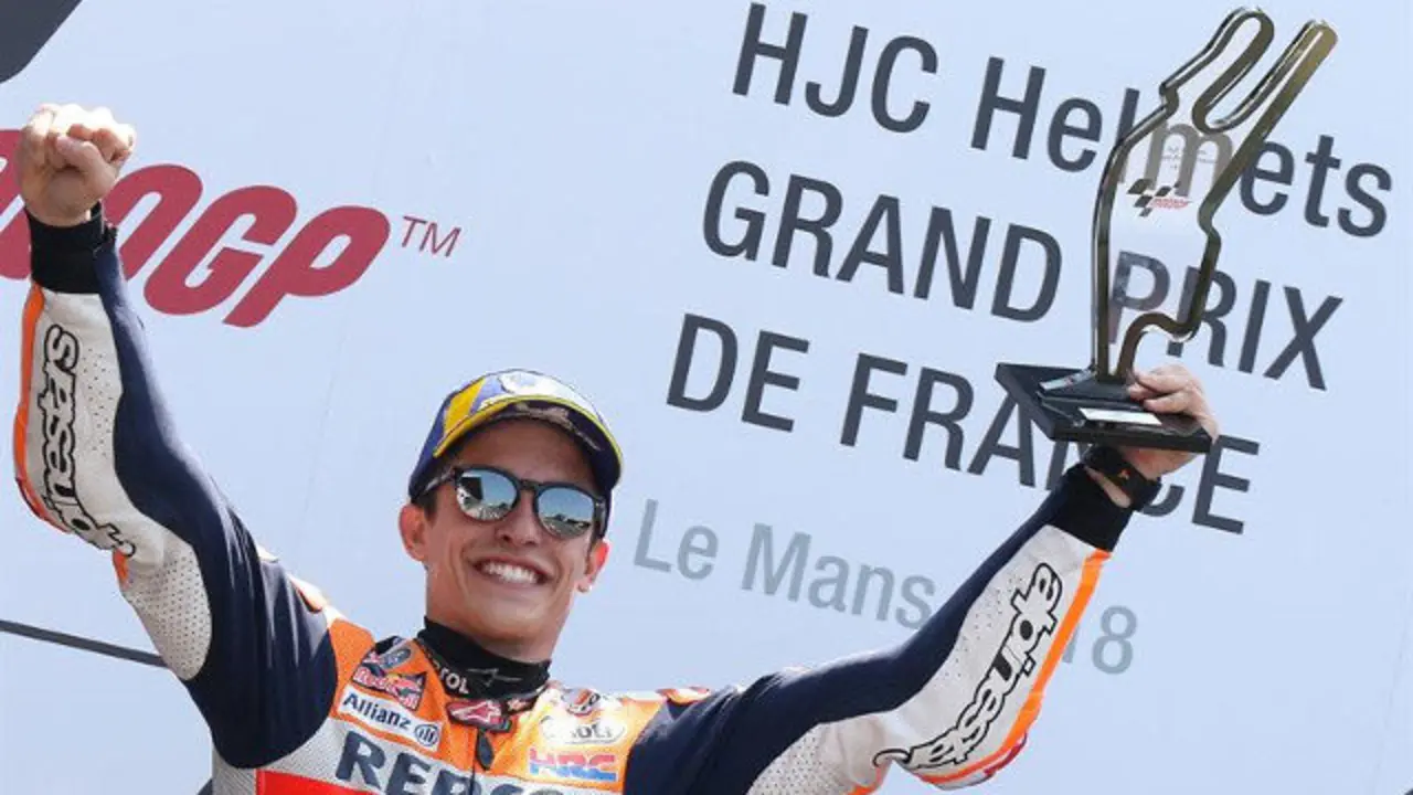 Marc Márquez celebra su victoria. EDDY LEMAINSTRE