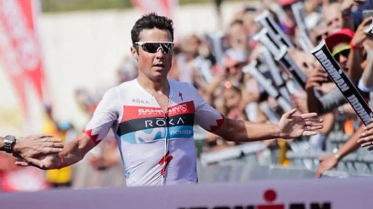 Gómez Noya, a punto de cruzar la meta en el medio iroman de Barcelona. INSTAGRAM