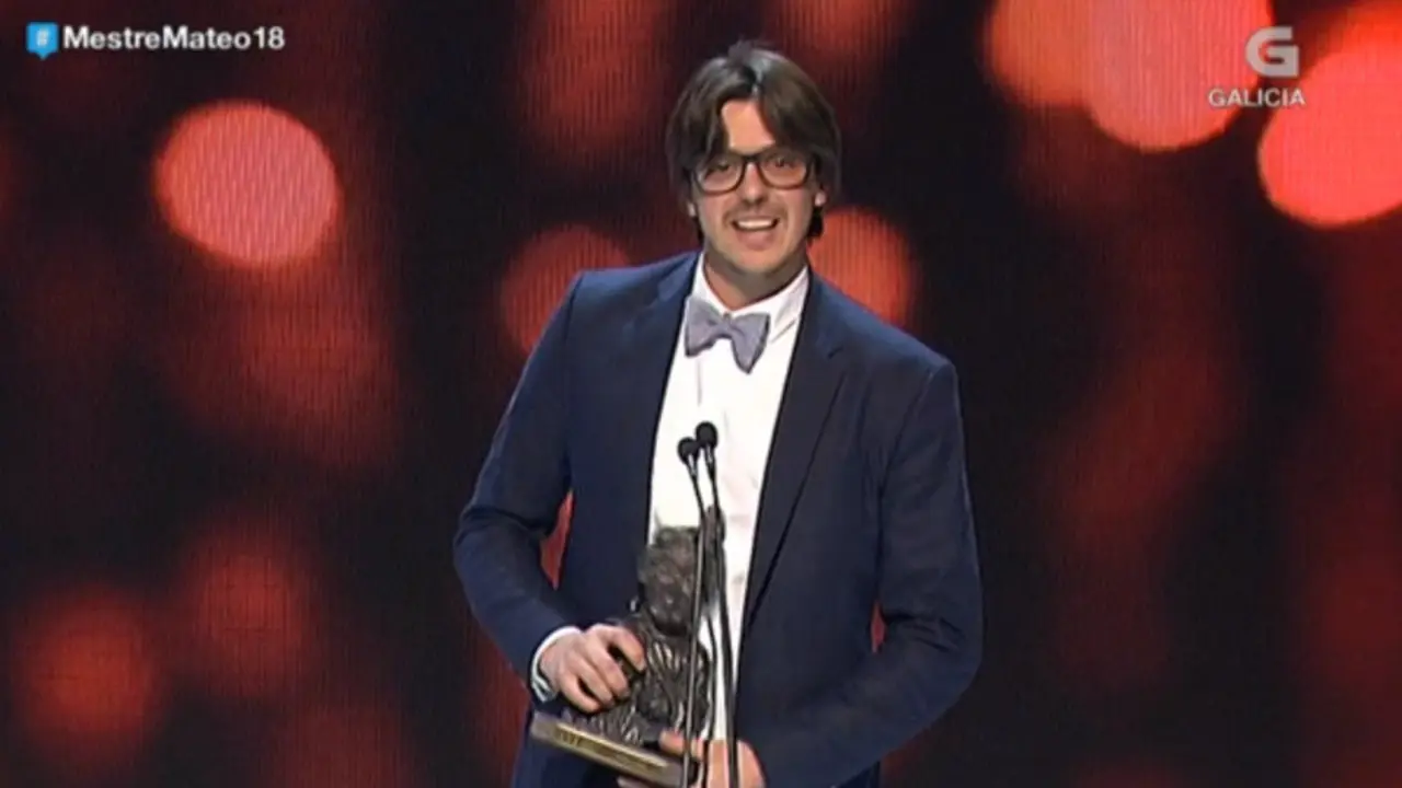 Andrés Goteira, recollendo o premio á Mellor Dirección. TVG
