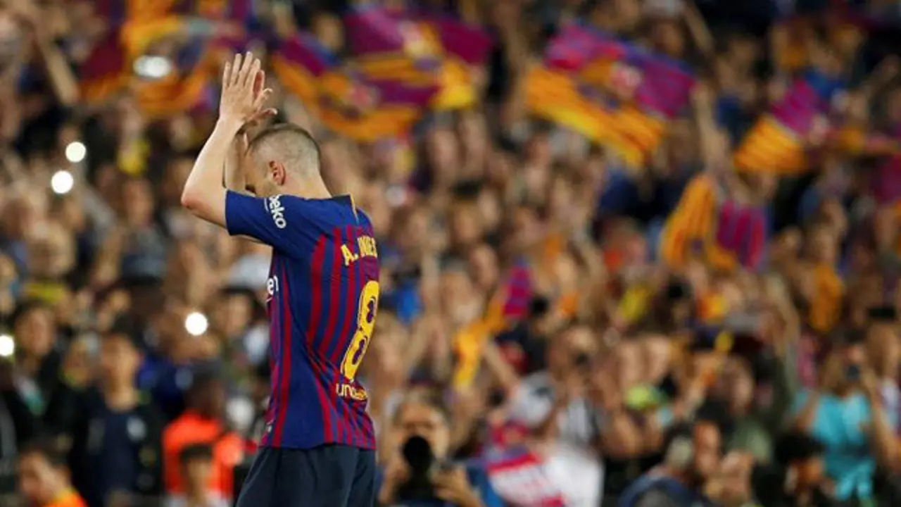 Iniesta recibiu unha gran ovación da afición culé. ENRIC FONTCUBERTA (EFE)