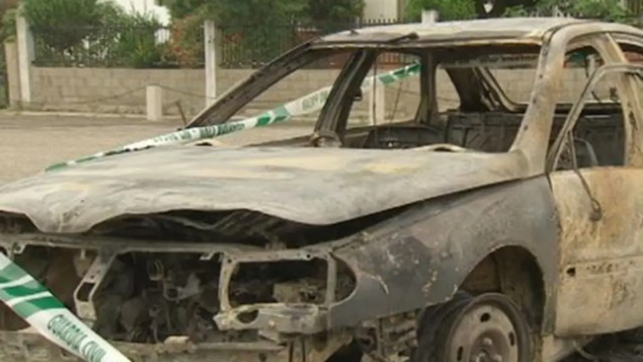 Así quedou o coche atopado en Muiños cun corpo calcinado no seu interior. TVG