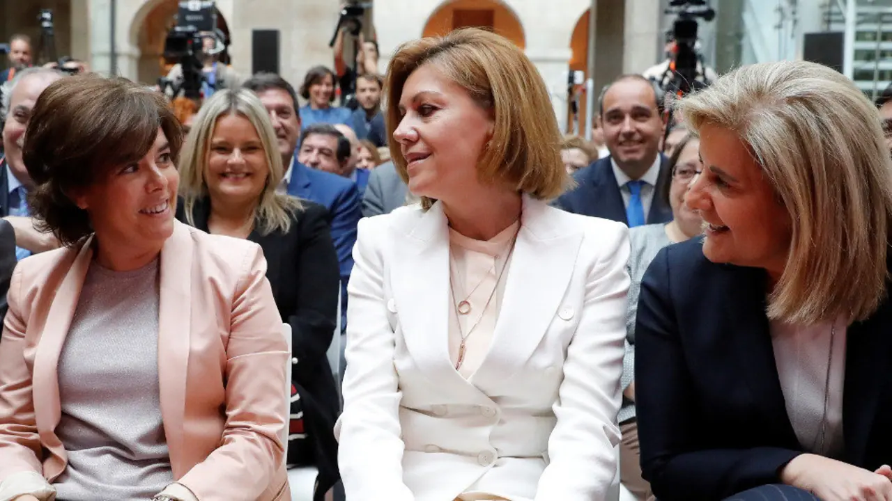 Soraya Sáenz de Santamaría y María Dolores de Cospedal, distendidas con Báñez y García Escudero. EFE