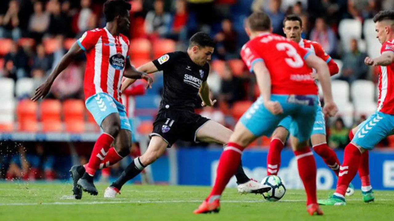 Un lance del Lugo - Huesca. ELISEO TRIGO (EFE)