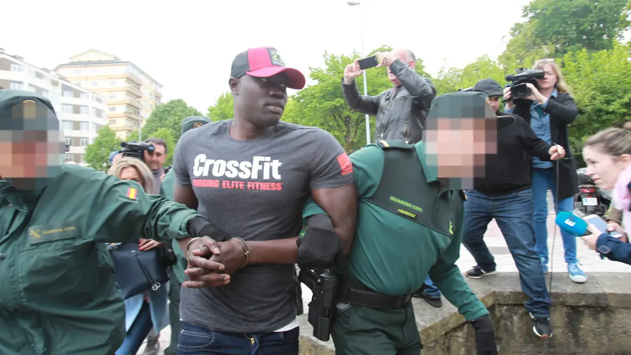 Ibrahima Ndiaye, a su llegada a la Audiencia Provincial. VICTORIA RODRÍGUEZ