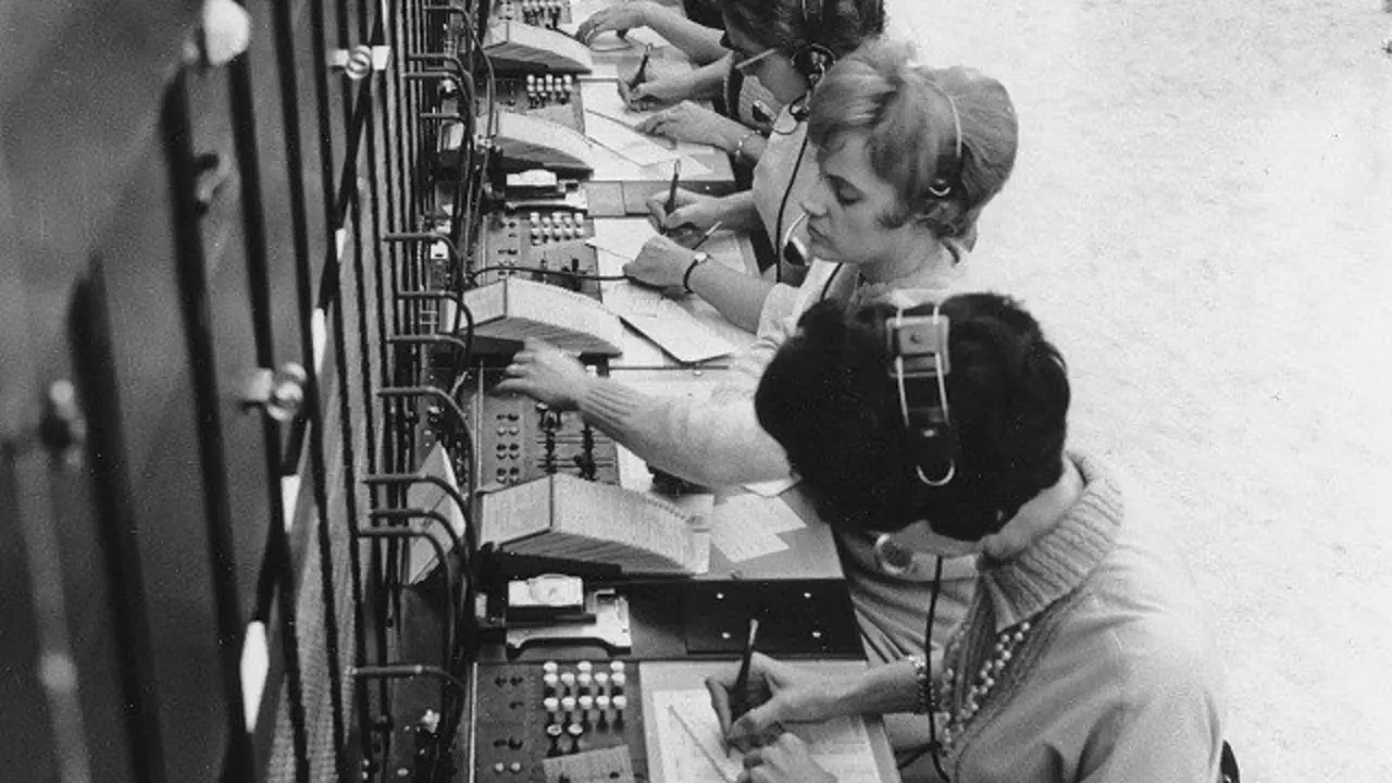 Foto de artículo de Nacho Mojón: Réquiem 23.06.96 (telefonistas, teléfono)