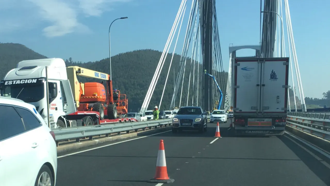 Imagen de las obras en Rande, este martes, con nuevos cortes de carriles. DP
