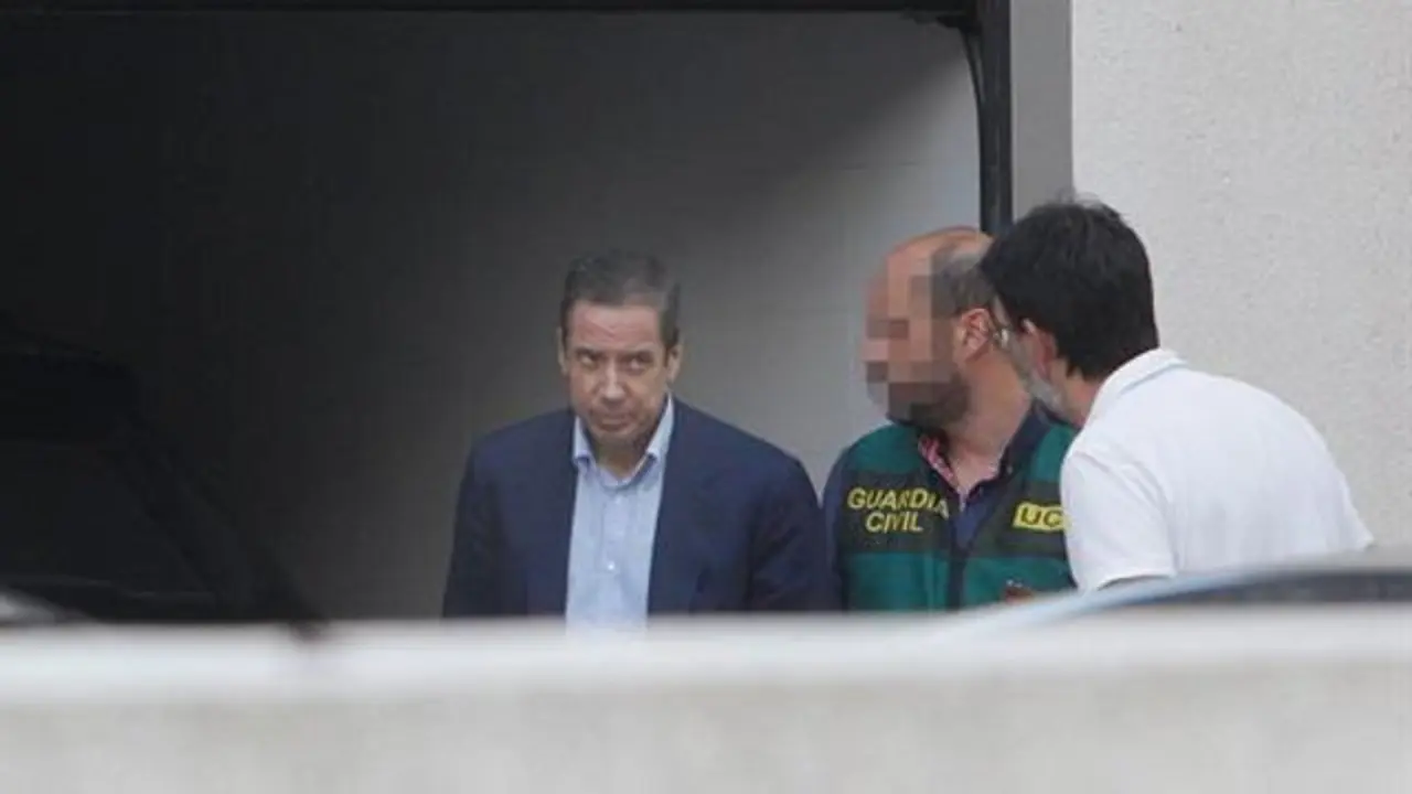 Eduardo Zaplana, a su llegada a su chalé de Benidorm para el registro. MORELL (EFE)