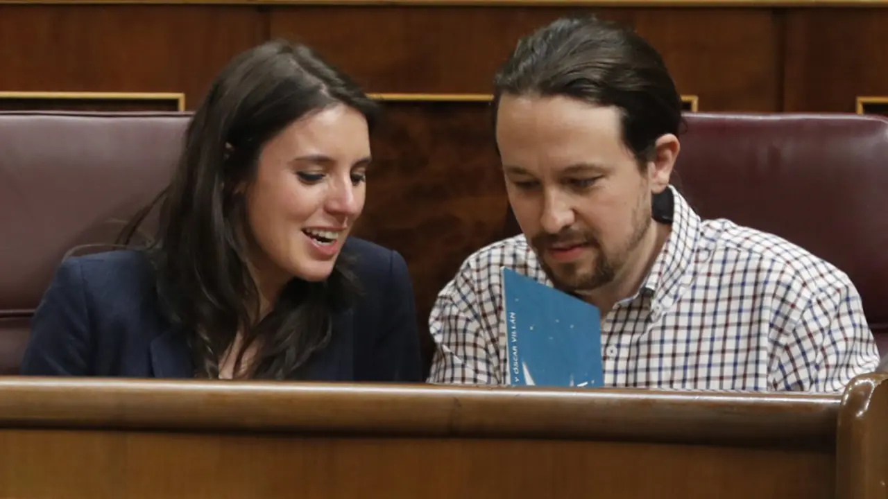 Irene Montero y Pablo Iglesias, en el Congreso.JAVIER LIZÓN (Efe)