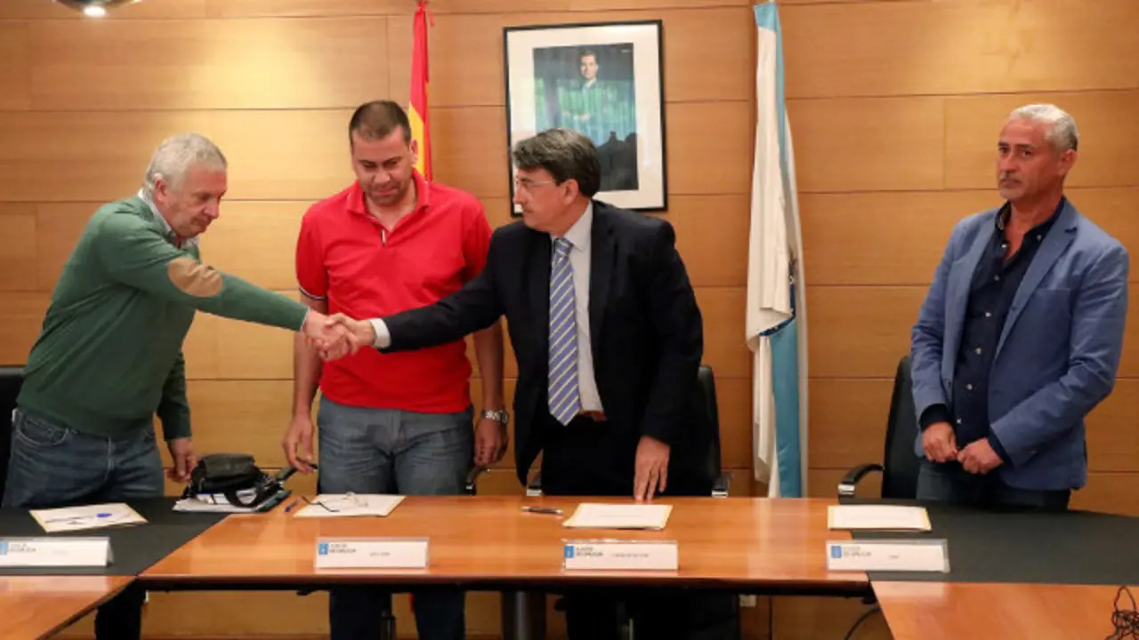 El director general de Justicia, Juan José Martín, y los representantes de los sindicatos CCOO, UGT y USO firmaron en San Caetano el acuerdo sobre la huelga en la Administración de Justicia. XOÁN REY (Efe)