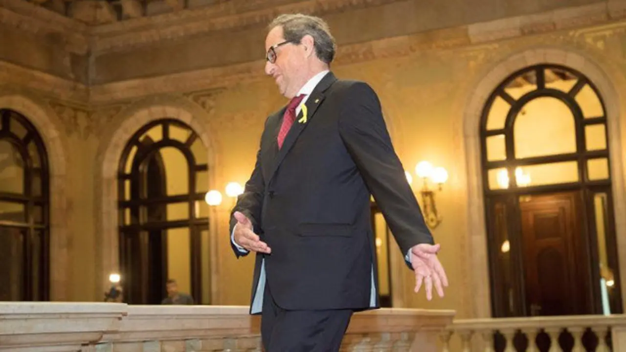 O presidente da Generalitat, Quim Torra, diríxese cara a unha reunión convocada por JxCat este mércores. MARTA PÉREZ (EFE)
