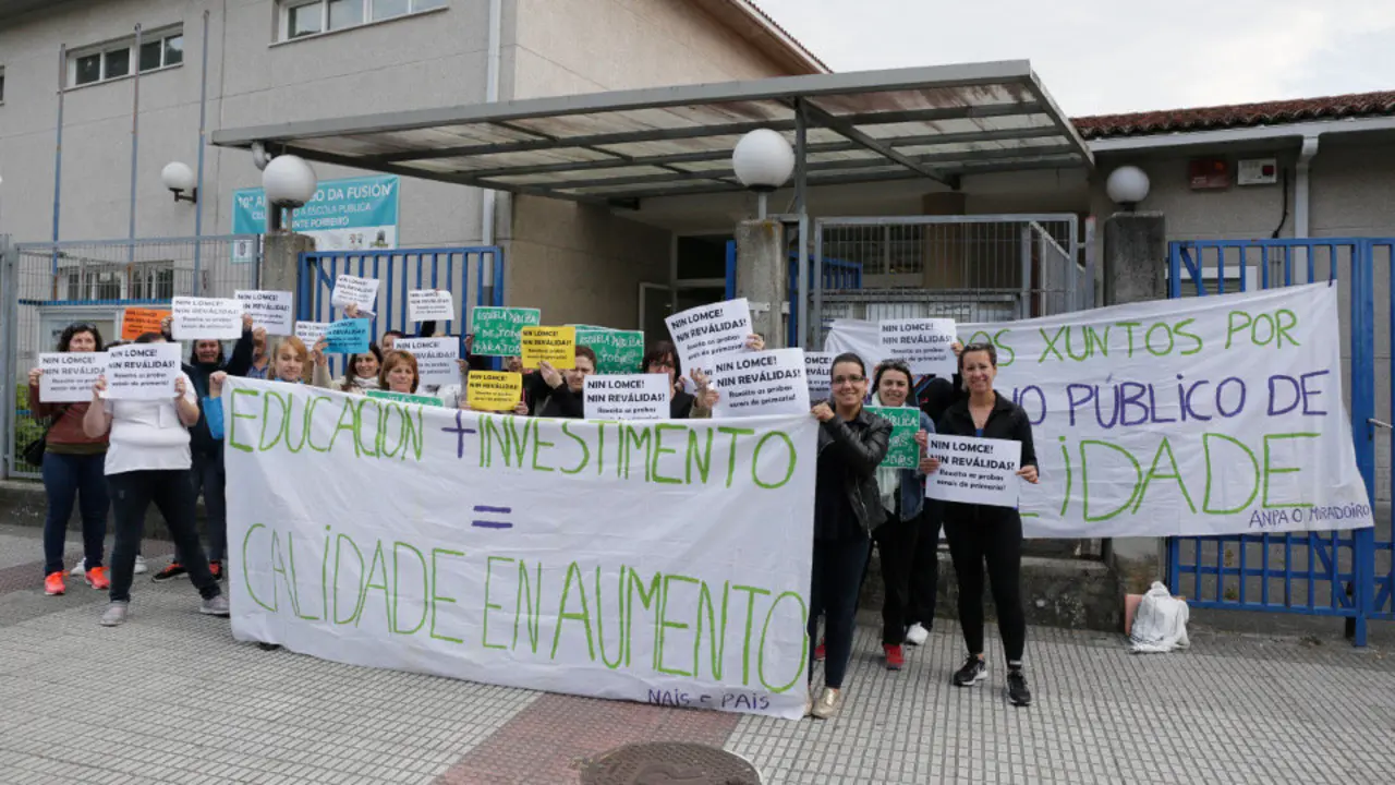 Concentración da Anpa contra a reválida diante do colexio Marcos da Portela de Pontevedra. GONZALO GARCÍA