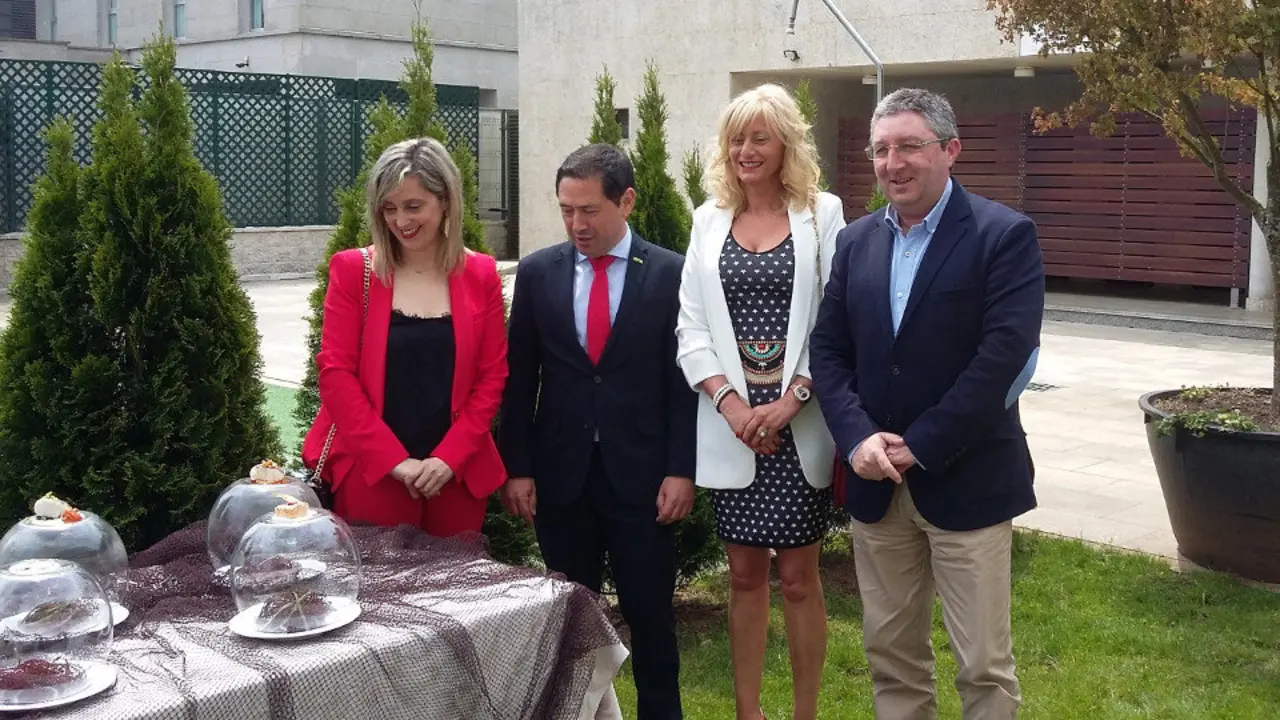 La alcaldesa de Viveiro junto al director de Oca Hoteles y otros promotores de las jornadas. A.VILAS