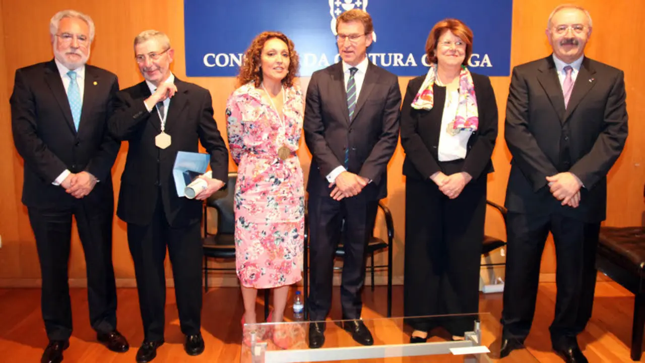 Os homenaxeados con Feijóo, Santalices y Villares.PEPE FERRÍN (AGN)