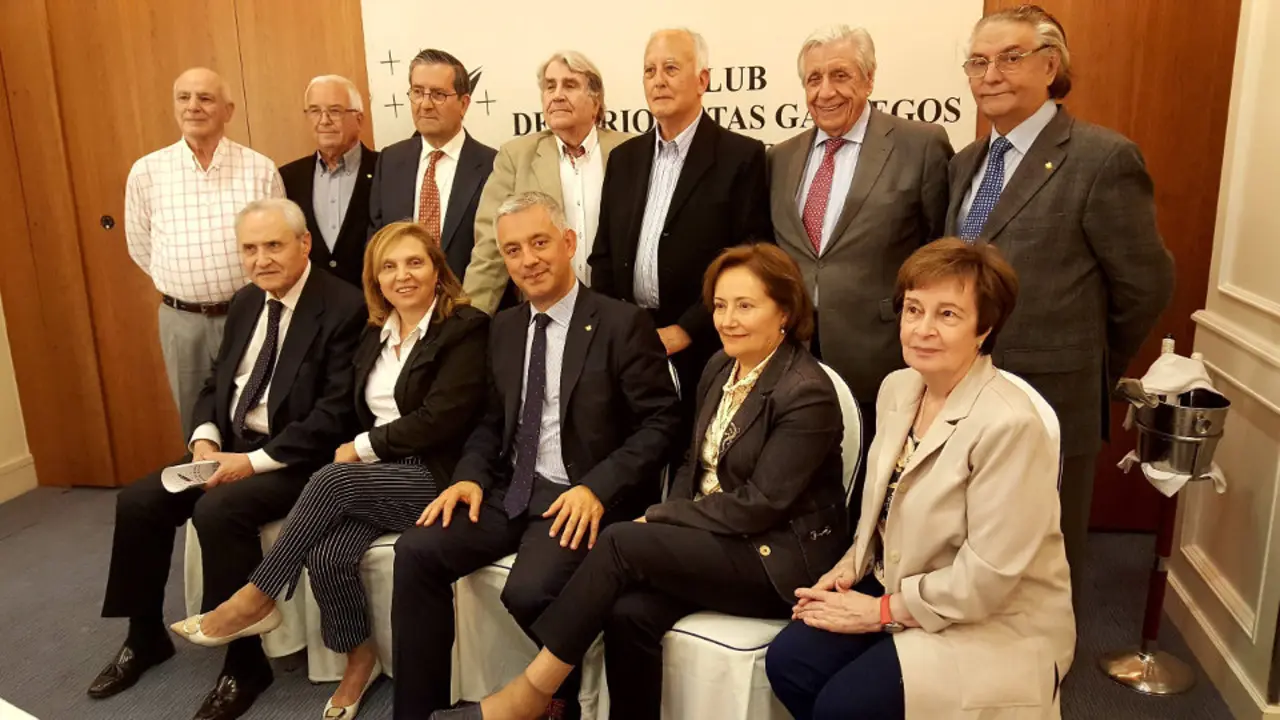 Asistentes ao xantar-coloquio con membros da Asociación de Xornalistas Galegos. EP