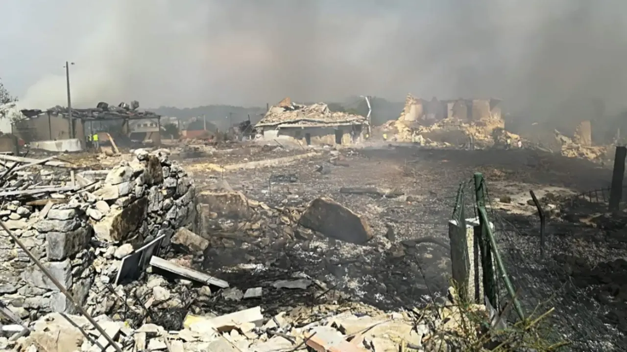 Estado no que quedaron varias das vivendas de Paramos. RADIO GALEGA