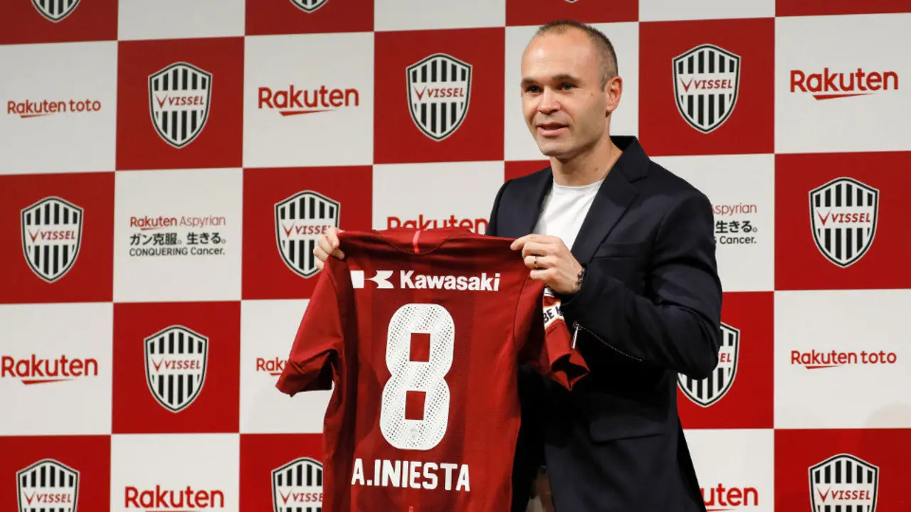Andrés Iniesta posa con su nueva camiseta. KIMIMASA MAYAMA (EFE)