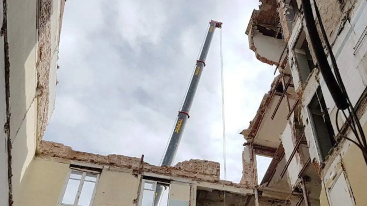 Los Bomberos de Madrid trabajan en el rescate de los sepultados en el edificio madrile&ntilde;o.EFE