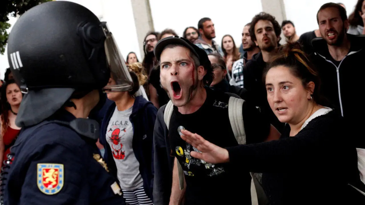 Enfrontamento entre a Policía e membros da Insumisa na Coruña. CABALAR (EFE)
