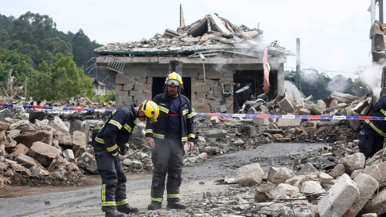 Casas derrumbadas en Paramos. JAVIER CERVERA