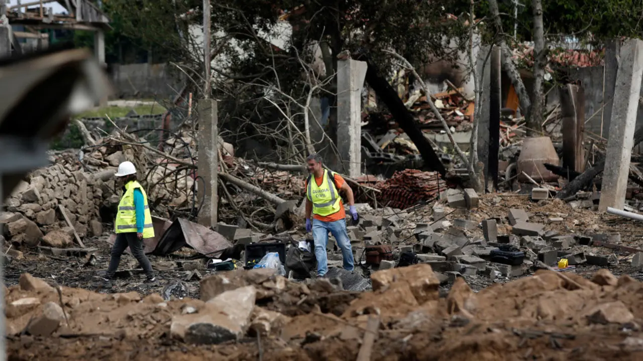 Cascallos na zona afectada pola explosión en Paramos. JAVIER CERVERA-MERCADILLO