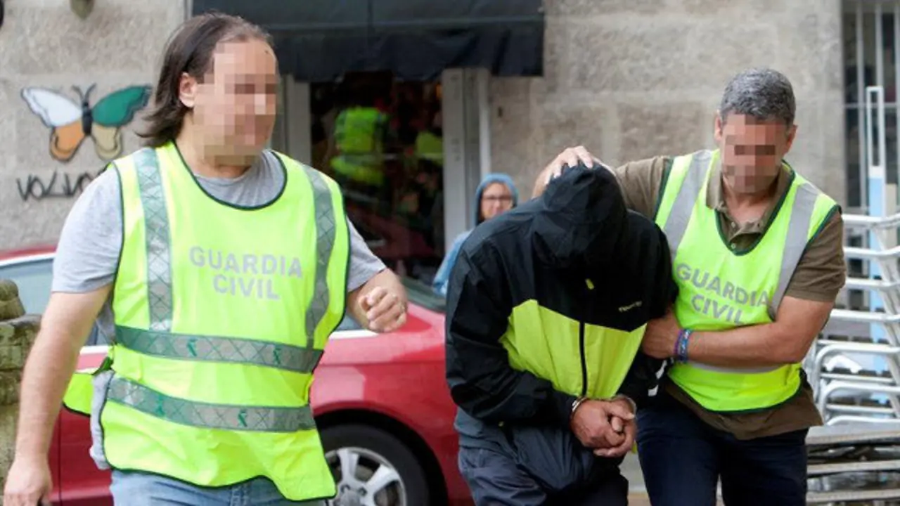 Pasa a disposición judicial el dueño de la vivienda donde se alojaba un taller clandestino de pirotecnia en Tui. SALVADOR SAS (EFE)