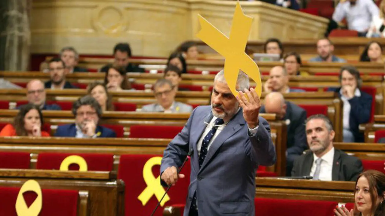 Carrizosa retira un lazo amarillo. TONI ALBIR