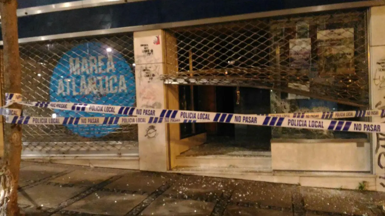 Estado del local, tras el acto vandálico. MAREA ATLÁNTICA