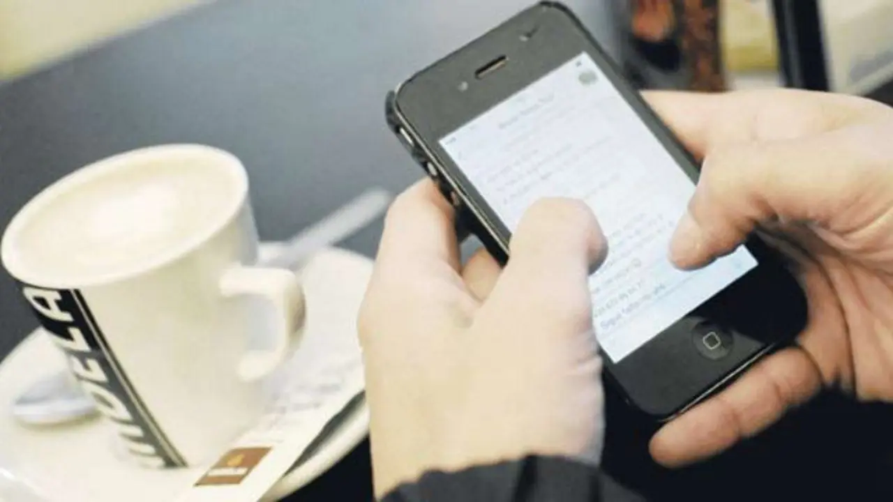 Una persona usa Whatsapp con su móvil. AEP