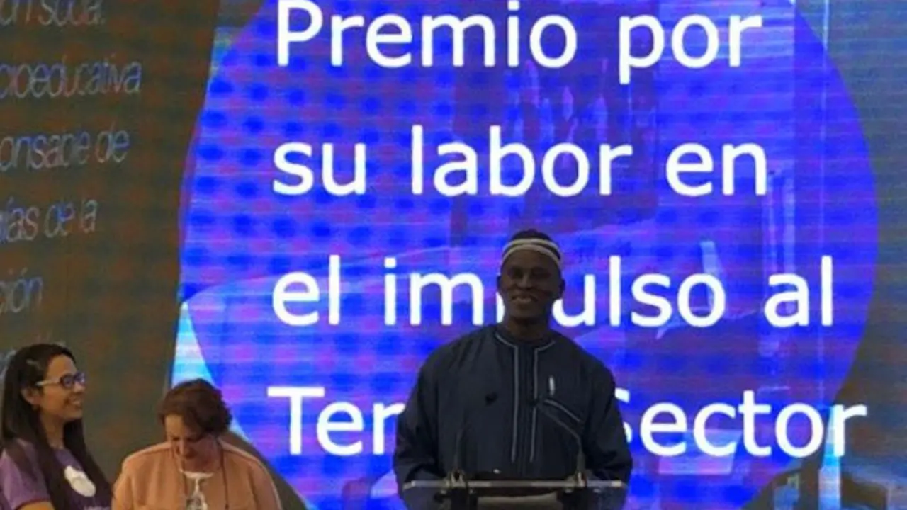 Ibrahima Niang recogiendo el premio conedido por la Fundación Esplai