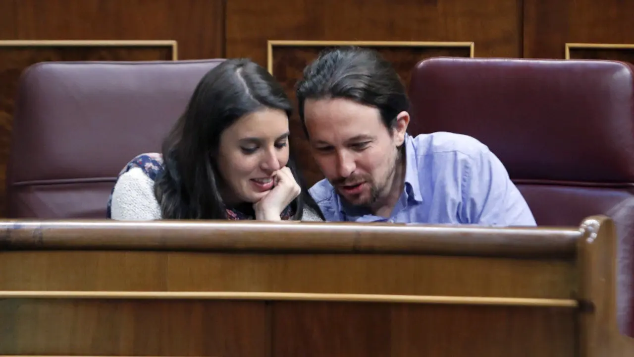 Irene Montero y Pablo Iglesias conversan en el Congreso. JAVIER LIZÓN (EFE)