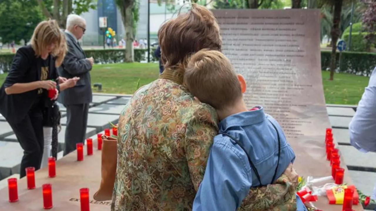 Los familiares homenajearon en 2017 a las víctimas del YAk-42 en 2017 con una escultura conmemorativa.EFE