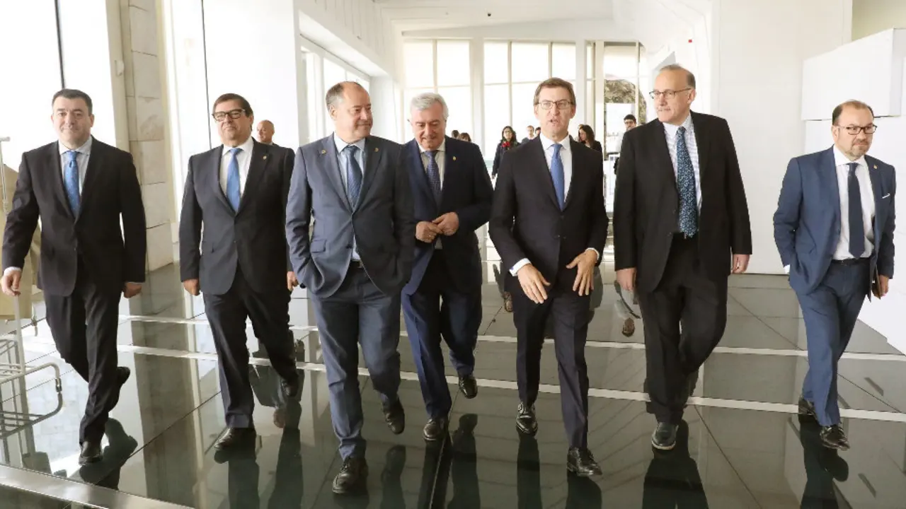 El presidente de la Xunta, Alberto Núñez Feijóo, con el conselleiro de Educación e Ordenación Universitaria, Román Rodríguez y por los rectores de la univesidades gallegas.XOÁN REY (Efe)