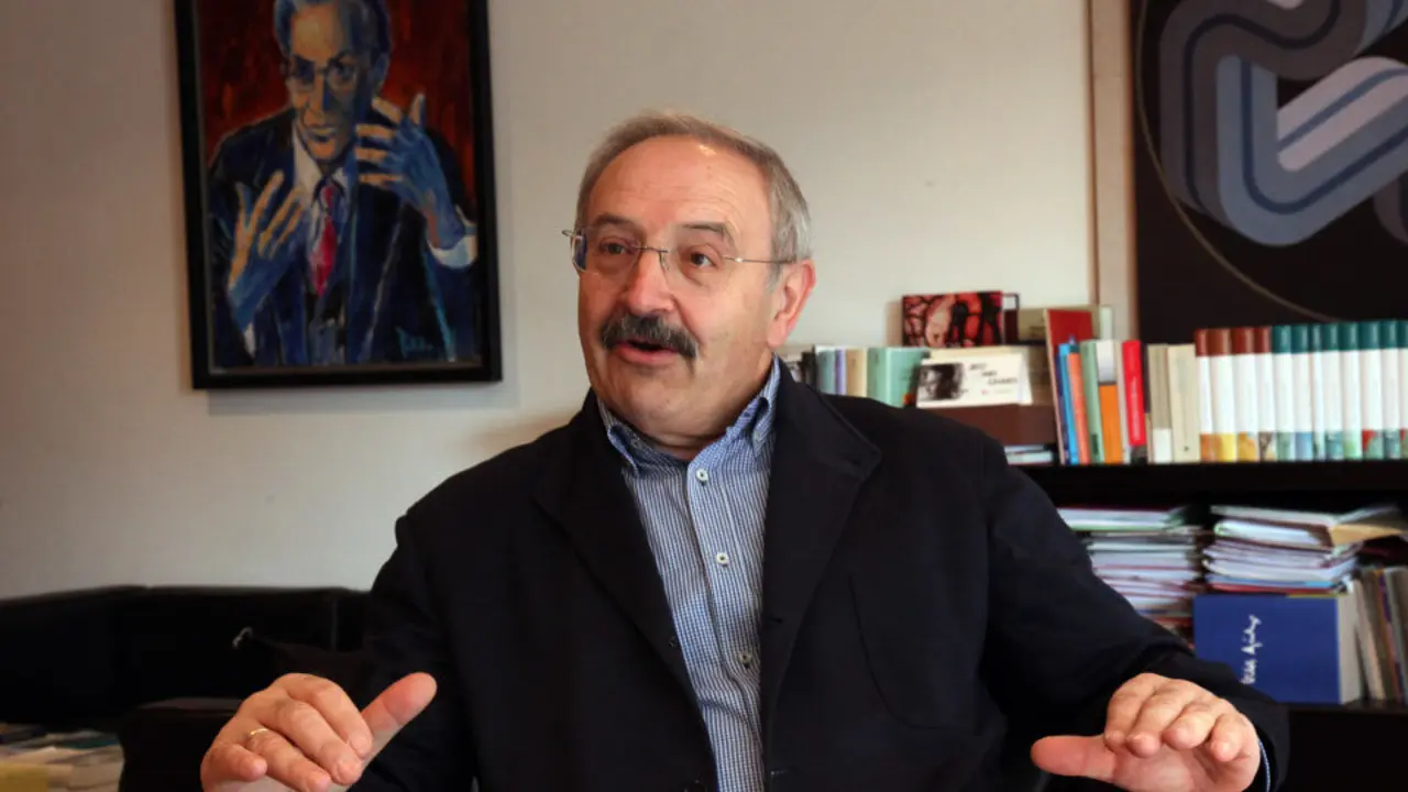 Ramón Villares, ante o retrato de Ramón Piñeiro, durante a entrevista. PEPE FERRÍN