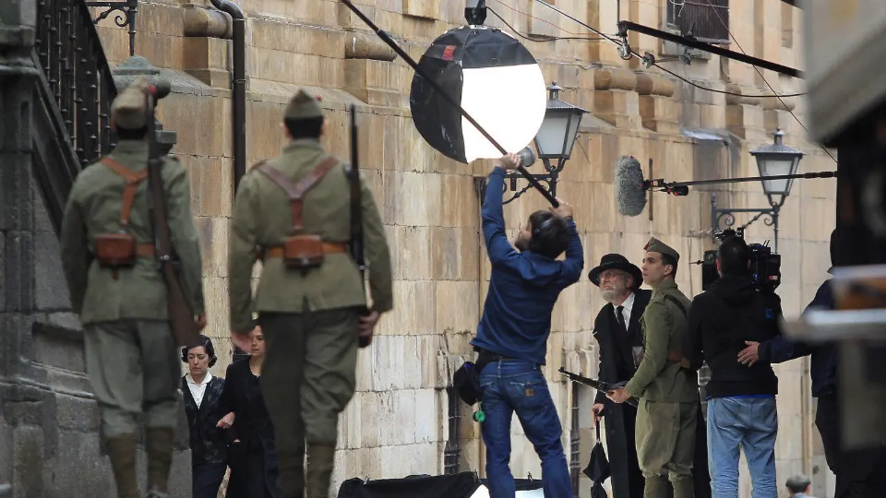 Momento del rodaje de 'Mientras dure la guerra'.J.M.GARCÍA (Efe) 