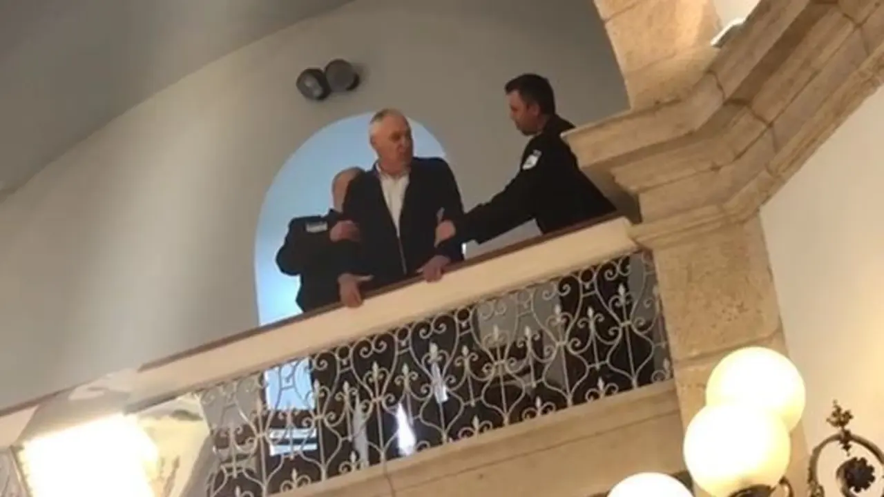 Martínez, llevado por personal de seguridad. PABLO RODRÍGUEZ