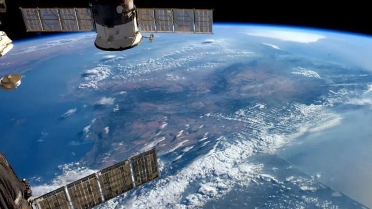 Un satélite sobre la tierra. AG