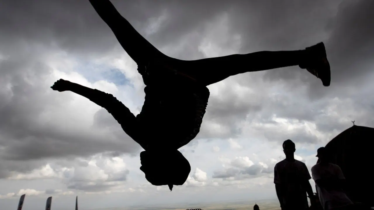Un joven practicando parkour. SEDAT SUNA